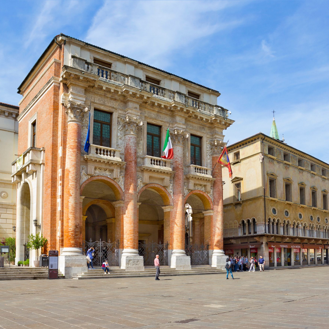 Fronte di un municipio con bandiera italiana ed europea