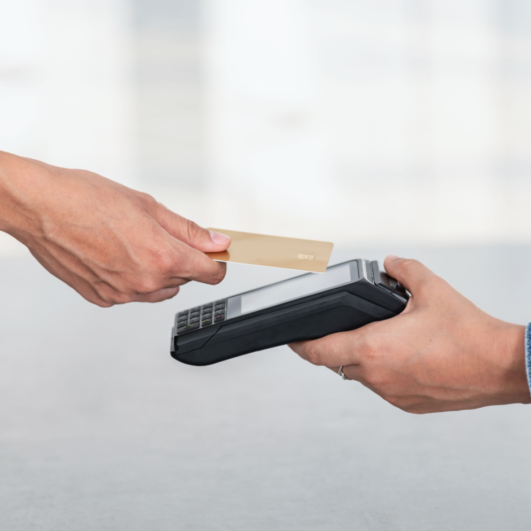 Closeup di una mano che paga con carta di credito